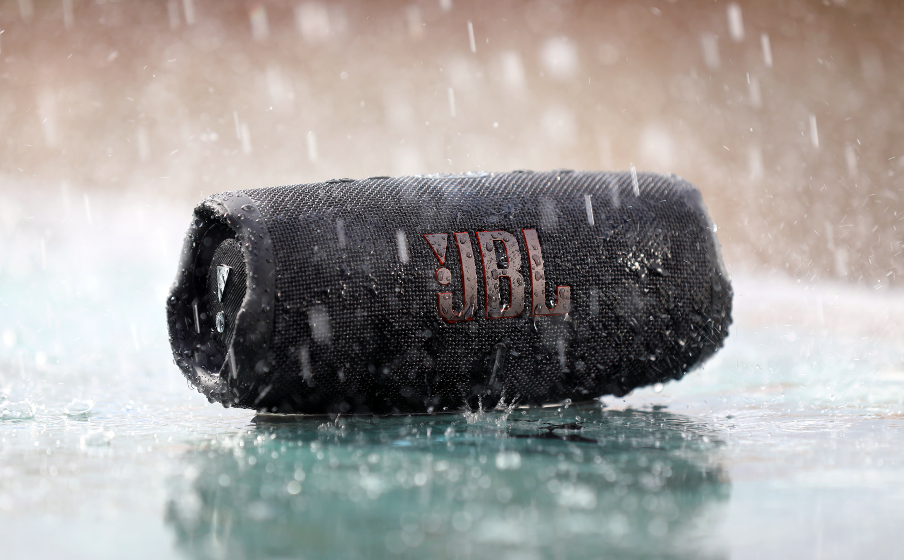 JBL Charge 5 IP67 er både vanntett og støvtett - Image